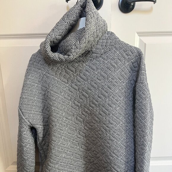 GapFIT Quilted Funnelneck Sweatshirt - size medium - Picture 1 of 1